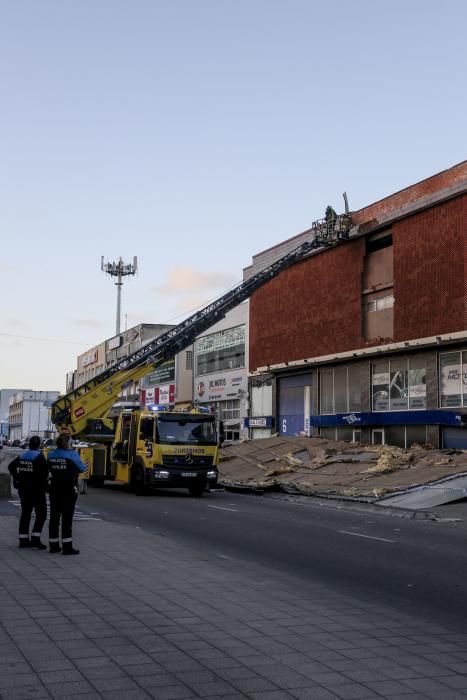 El viento derriba la cubierta de una nave en Avilés que aplasta media docena de coches