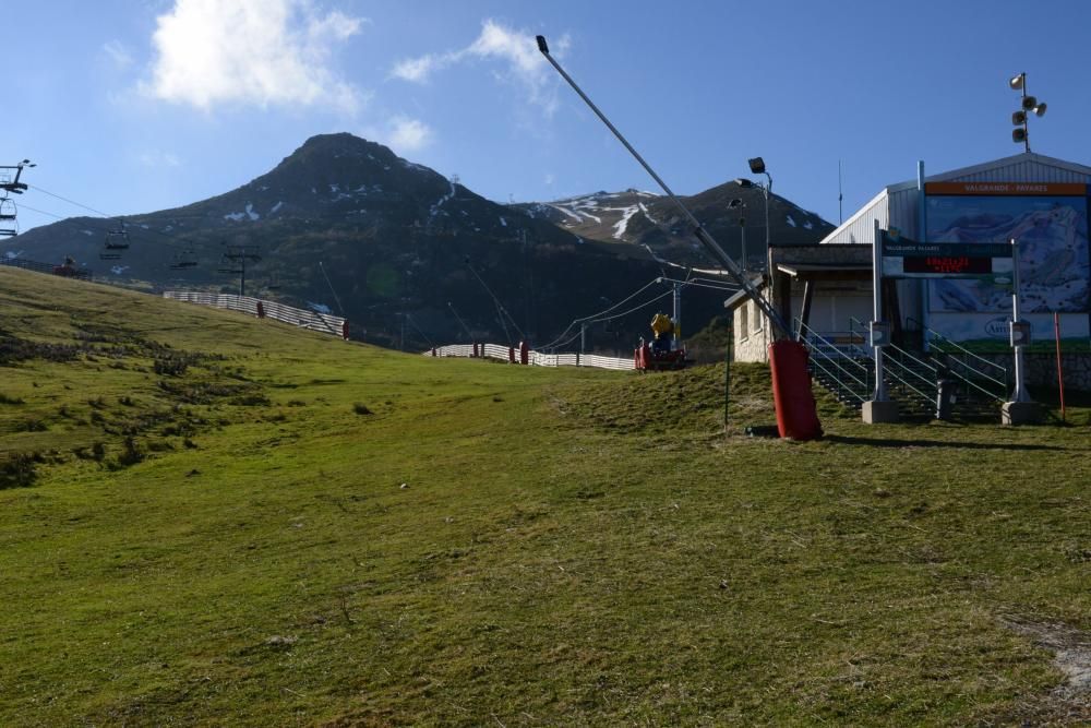 La estación de esquí Valgrande-Pajares sin nieve