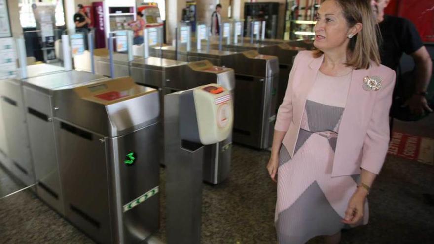 Ana Pastor, el pasado lunes, dentro de la estación de ferrocarril de Avilés.