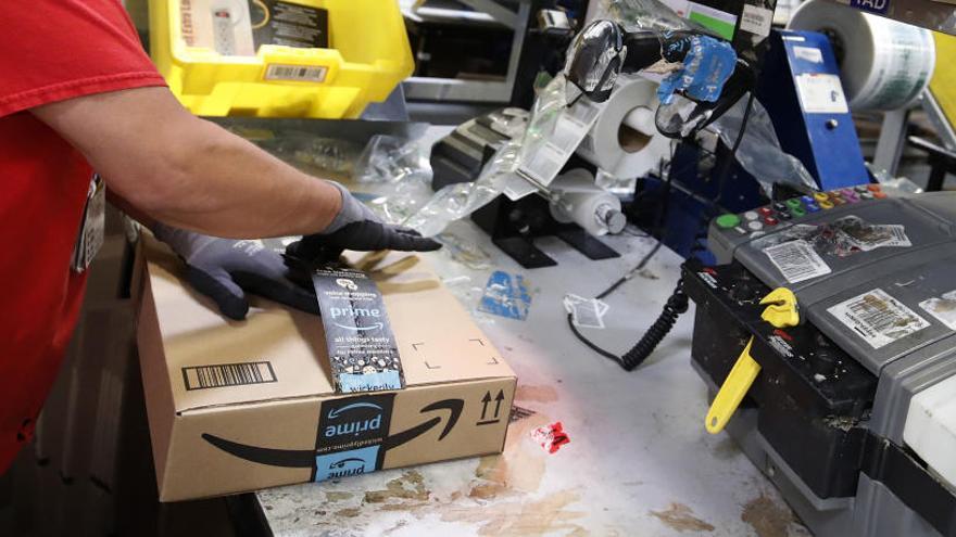 Un empleado de Amazon manipula un paquete.