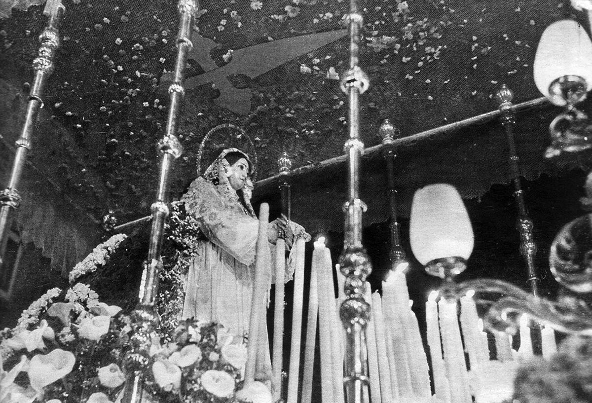 La Virgen de las Penas procesiona en 1944.