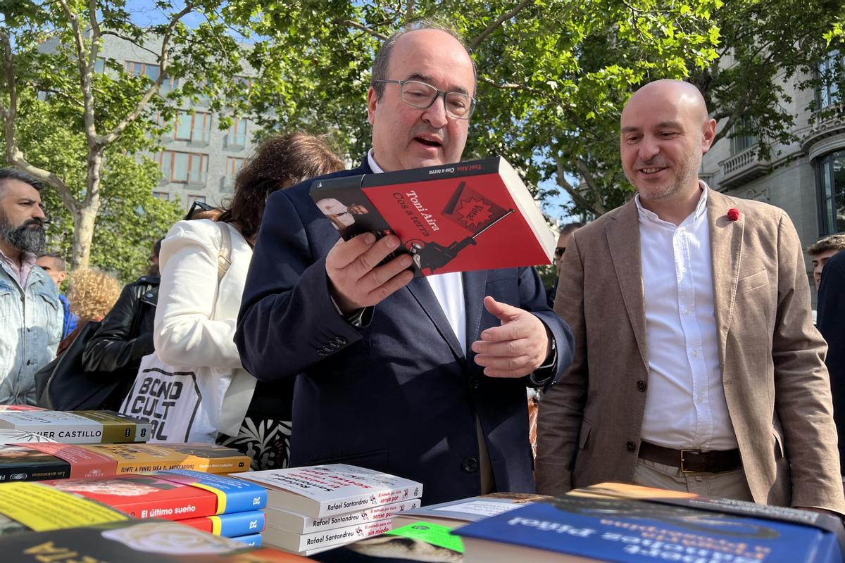 El ministro de Cultura, Miquel Iceta, mira un libro en una parada de Sant Jordi, en Barcelona.
