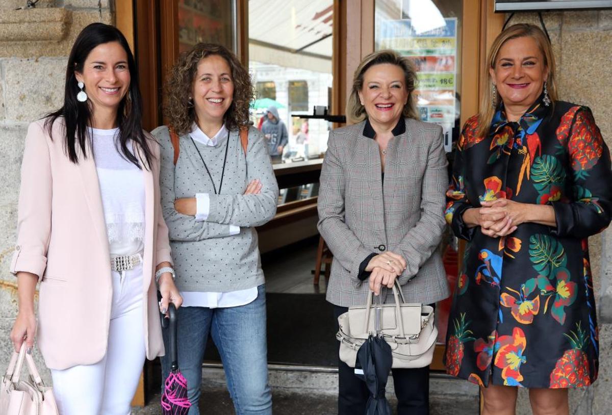 Patricia García, Amelia Pérez, Josefina Fernández y Carmela Silva en los soportales de Praza da Constitución.