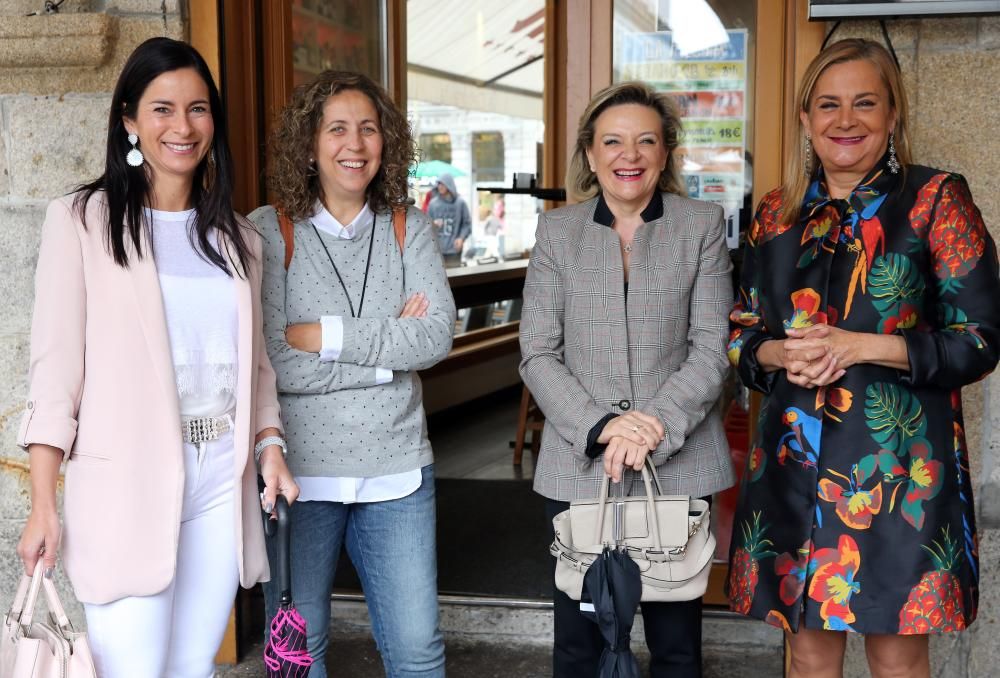 Patricia García, Amelia Pérez, Josefina Fernández y Carmela Silva en los soportales de Praza da Constitución.