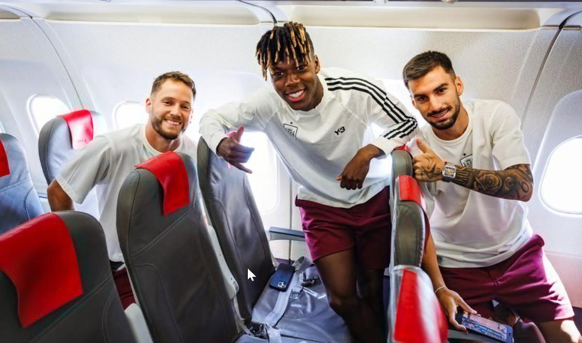 Remiro, Nico Williams y Álex Baena, en el vuelo a Alemania.