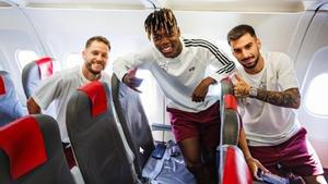 Remiro, Nico Williams y Álex Baena, en el vuelo a Alemania.