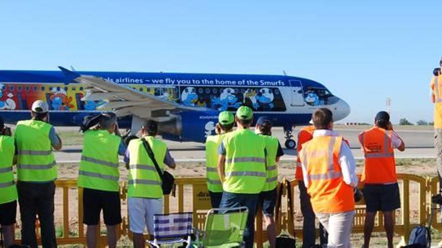 Participantes en la jornada fotografían una de las aeronaves, ayer, en el aeropuerto.