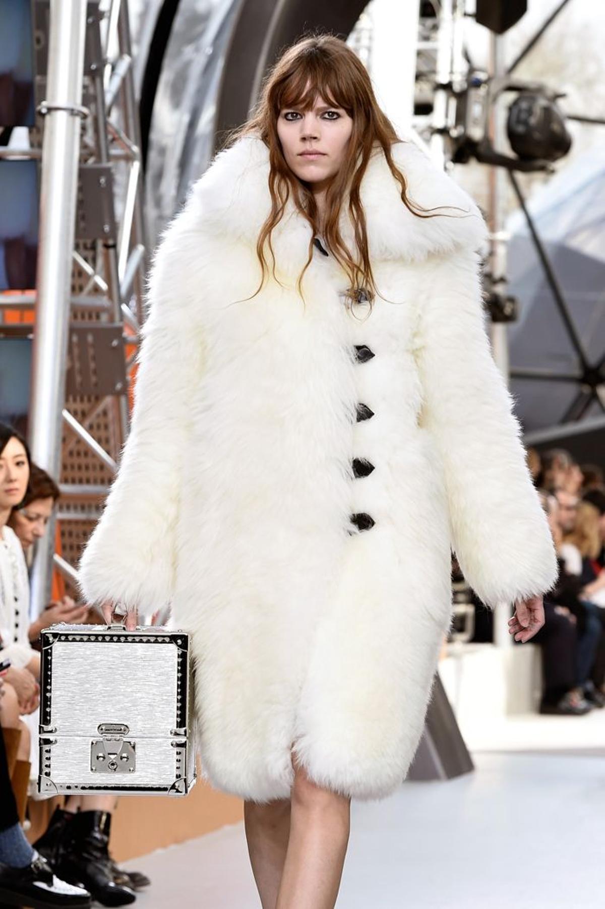 Louis Vuitton Otoño-Invierno 2015/16, abrigo blanco