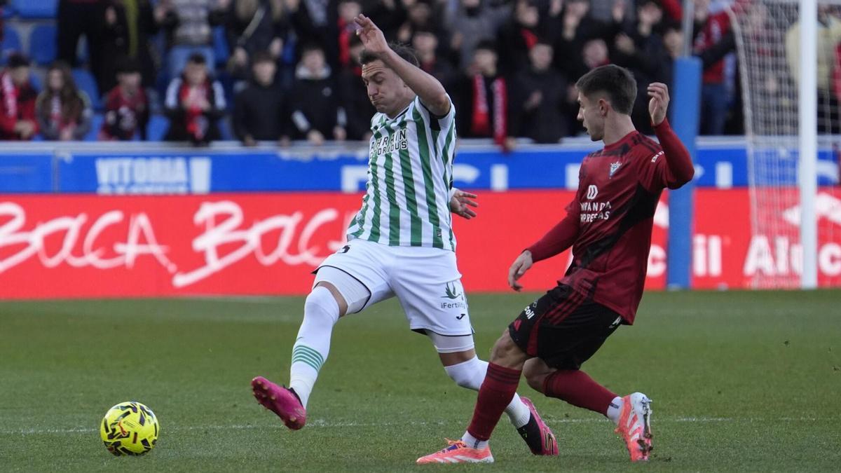 Christian Carracedo, durante un lance del Mirandés-Córdoba CF en Mendizorroza.
