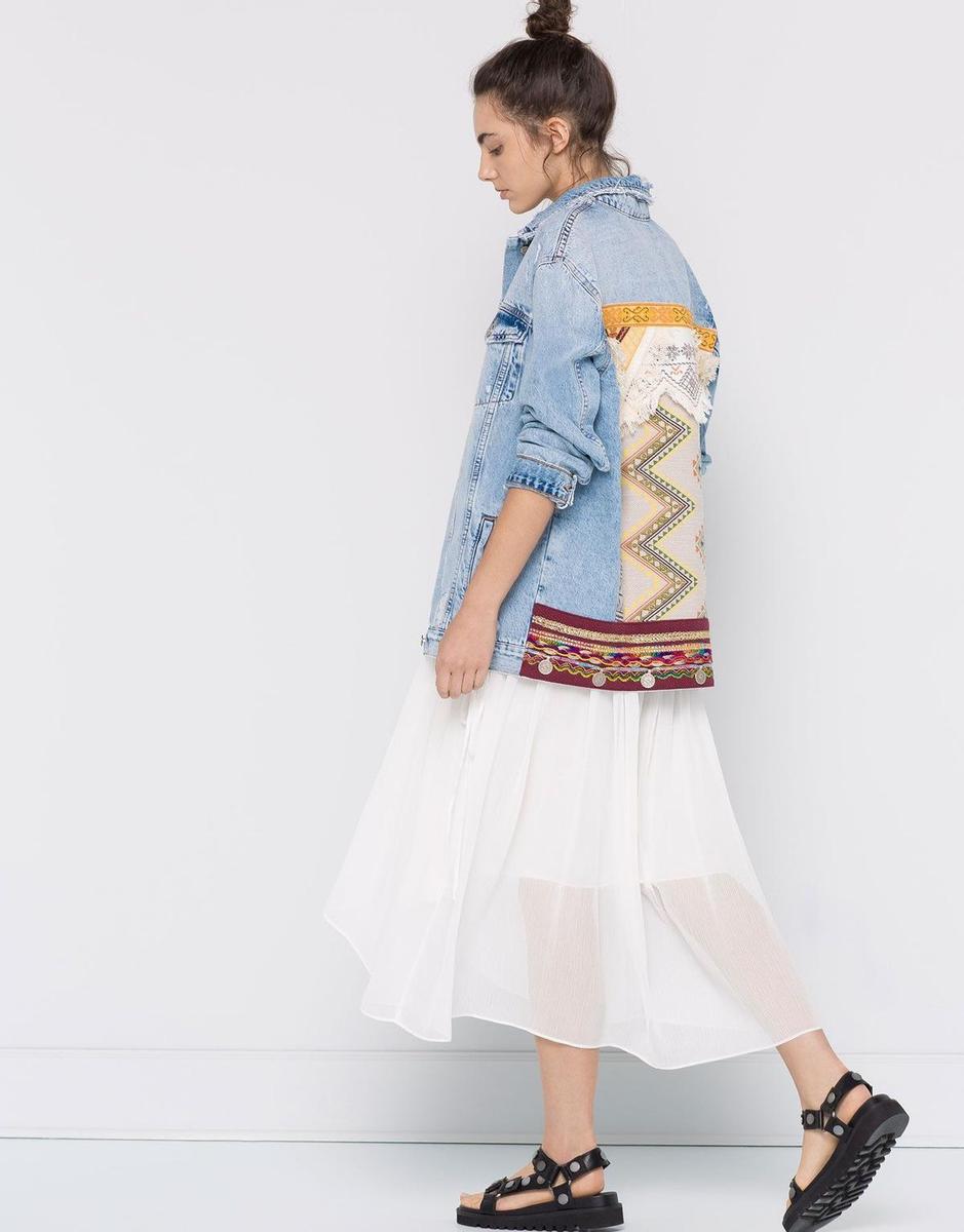 Cazadora denim con abalorios de Pull & Bear (59,99€)