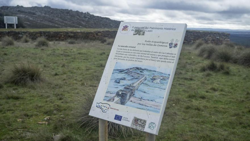 Uno de los carteles explicativos sobre la fortificación astur del castro de Las Labradas.