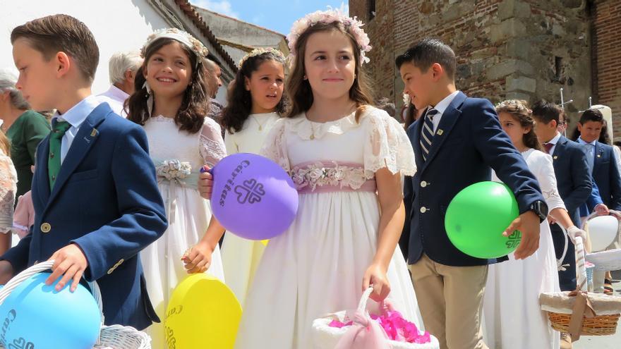 Niños de Primera Comunión y los estandartes de las cofradías acompañaron la procesión del Corpus