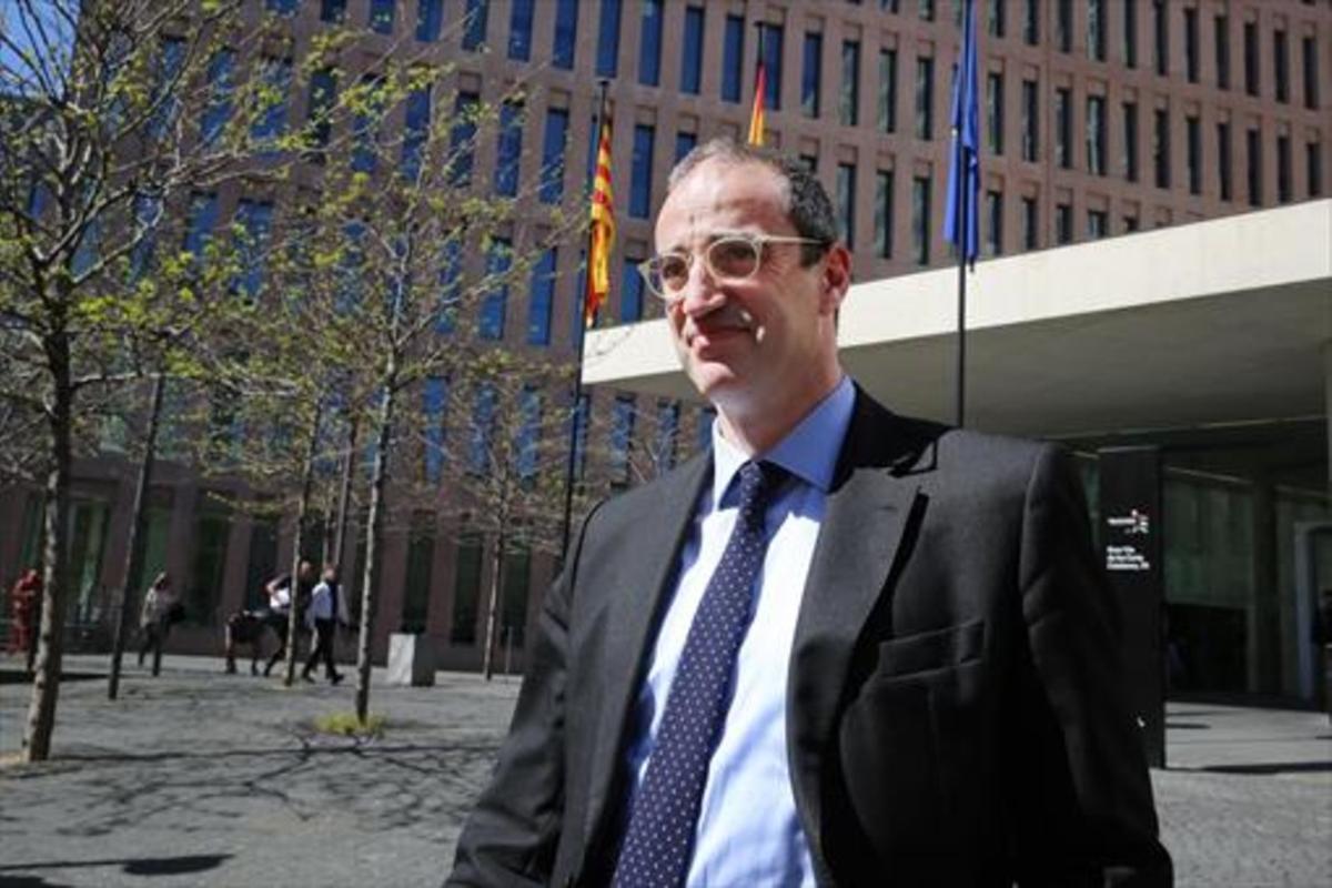 El exteniente de alcalde de Barcelona de CiU Antoni Vives tras declarar en la Ciutat de la Justícia, en marzo.