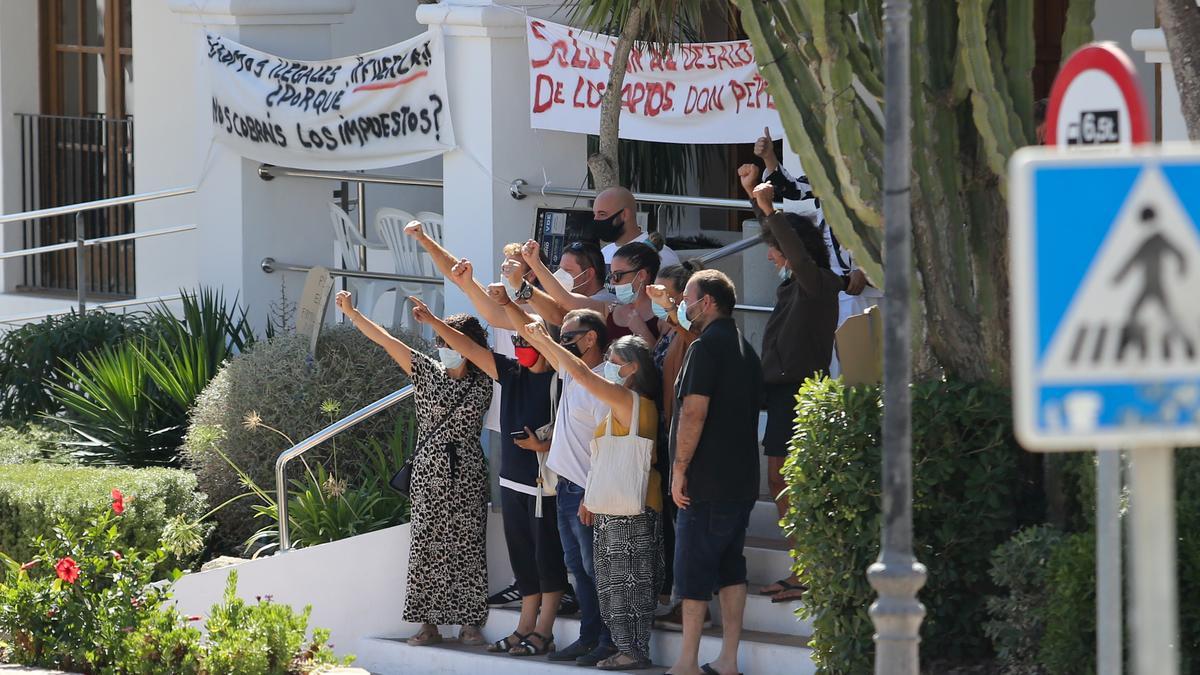 Vecinos del Don Pepe protestan en la puerta del Ayuntamiento de Sant Josep.
