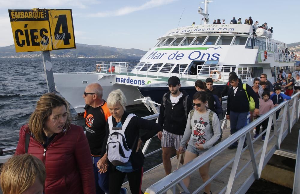 Viajeros embarcan con destino Cíes // Alba Villar