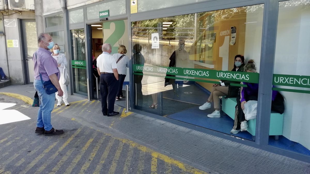 Familiares de pacientes aguardan a las puertas de Urgencias de Montecelo