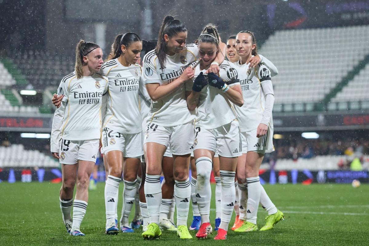 Athenea del Castillo celebrando su gol en la semifinal de la Supercopa