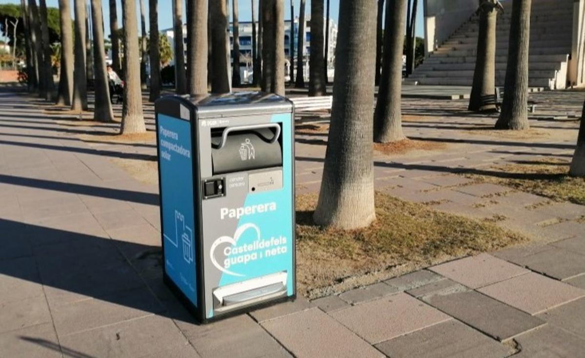 Papelera situada en la plaza de la Palmeres de Castelldefels.