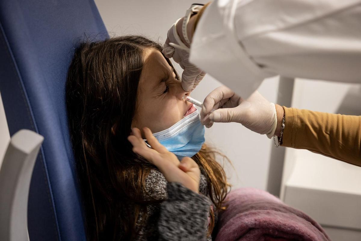 Segunda jornada de vacunación de la gripe sin cita previa en el hospital Provincial de Zaragoza.