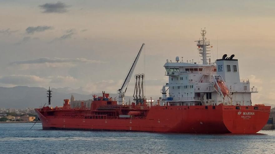 El Puerto de Palma prepara una instalación provisional para asegurar el suministro de combustible tras el accidente con el crucero