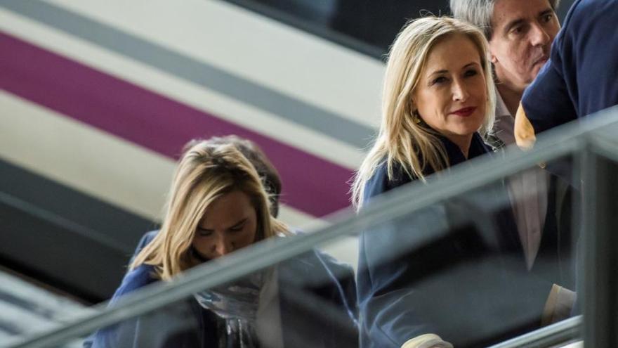 Así presumía Cifuentes de que el acta del TFM de su máster está firmado por tres funcionarias de la URJC