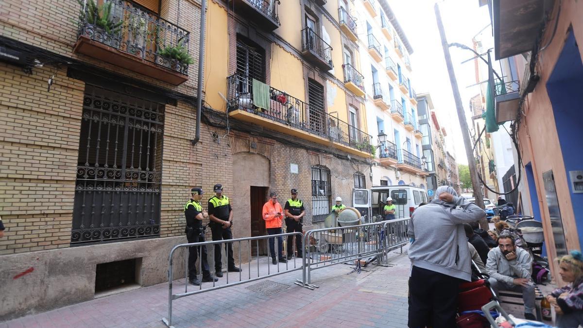 FOTOGALERÍA | Desalojo del edificio okupa quemado en Pignatelli