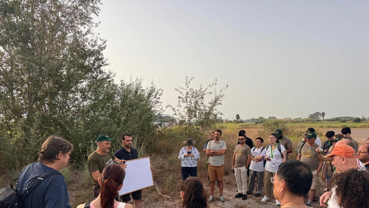 Explicación sobre l'Albufera durante el trabajo de campo del Congreso