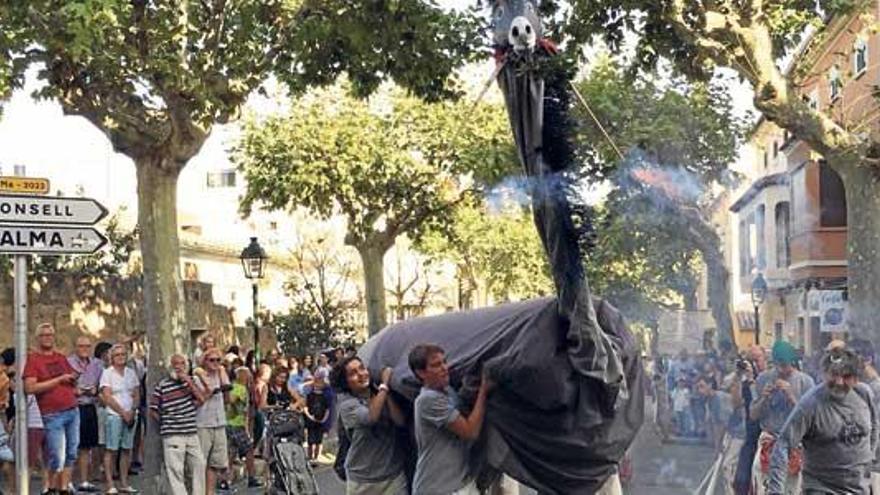 El Drac de Vilafranca portado por la calle mientras escupe fuego y humo.