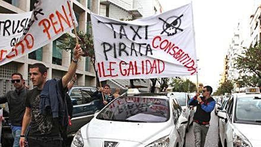 Manifestación contra los taxistas pirata frente a la sede del Consell.