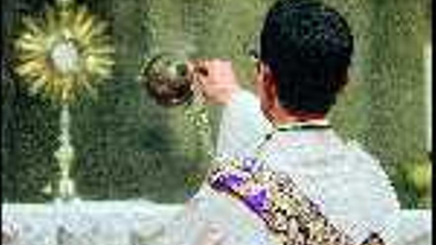 Un sacerdote, en el acto de veneración al Santísimo realizado por los fieles. / j.docampo