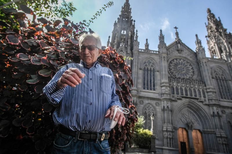 Los tres labrantes que remataron la última torre de la iglesia de Arucas