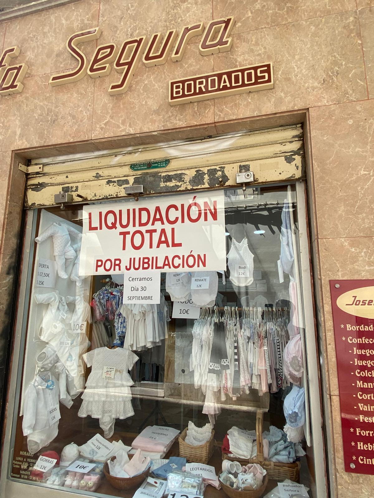 Un cartel anuncia el cierre de la conocida tienda de Palma.