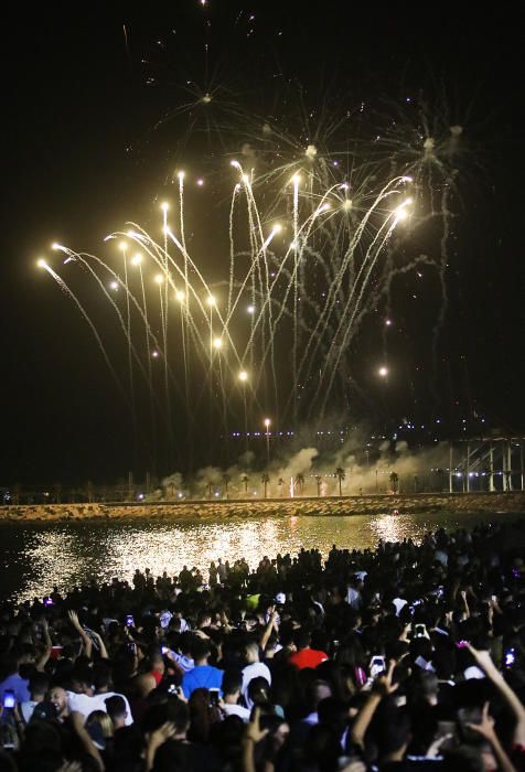 Como es tradición, el espectáculo pirotécnico da paso a días de fiesta en Málaga. Y como cada año, cientos de jóvenes siguieron los fuegos desde la playa de La Malagueta