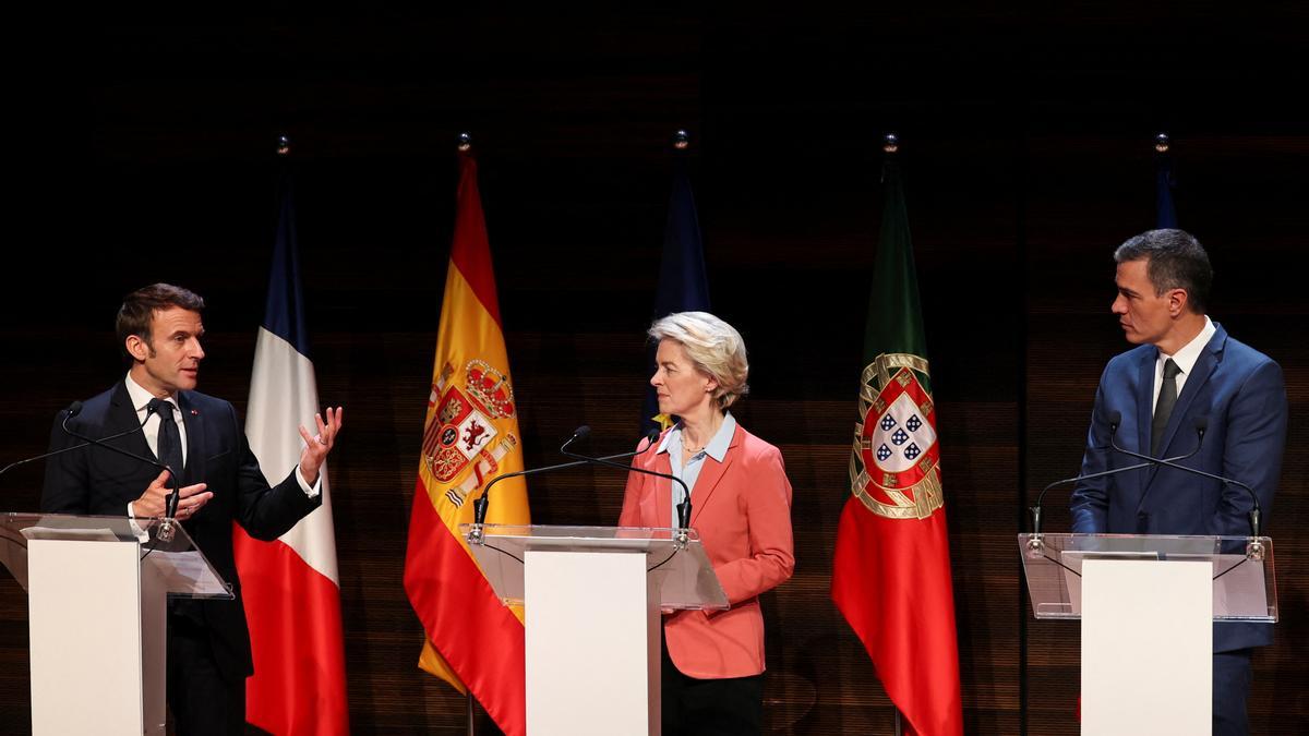 El president francès, Emmanuel Macron, la líder de la Comissió Europea, Ursula Von der Leyen, i el president espanyol, Pedro Sánchez, en una compareixença sobre l'H2Med