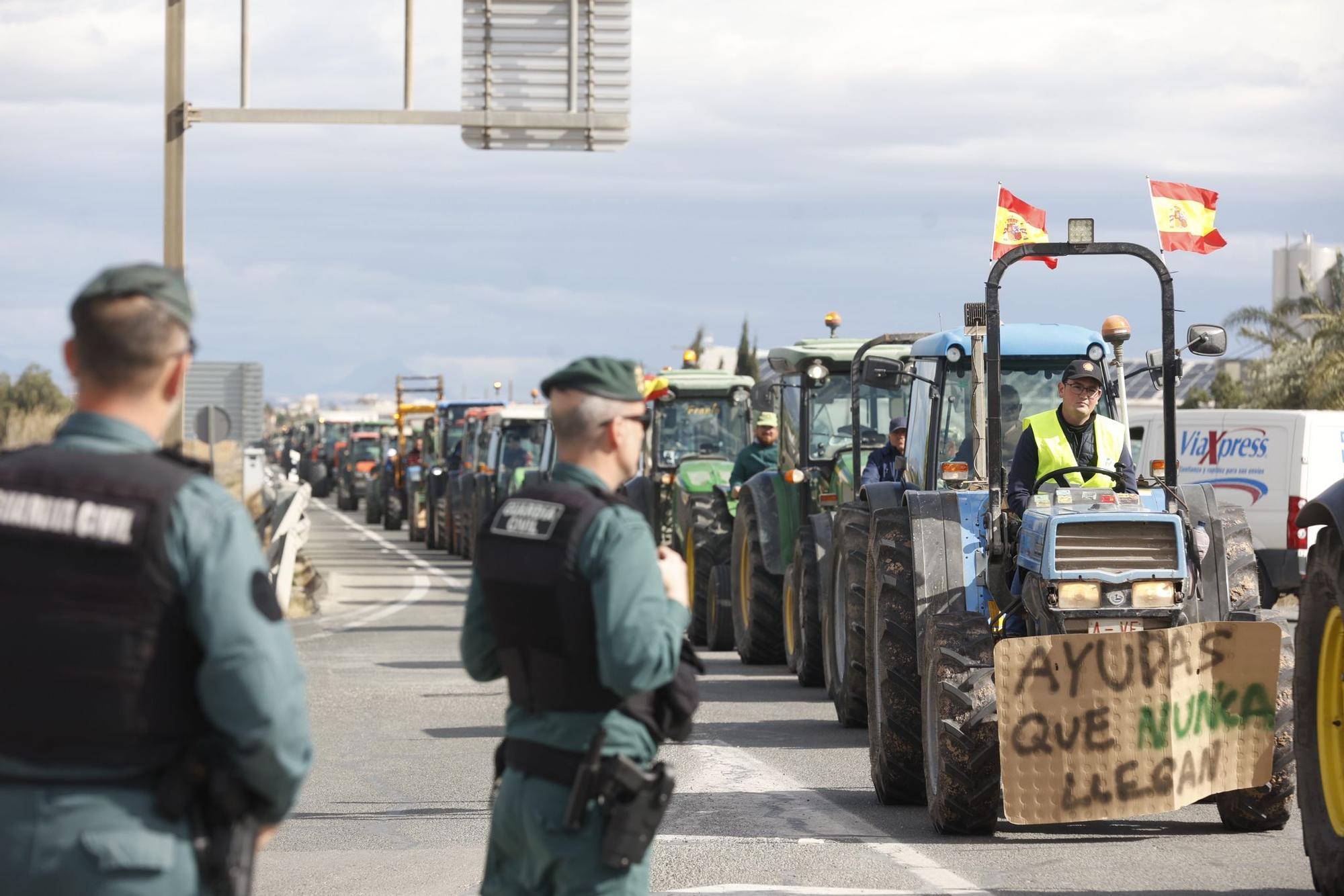 Los agricultores se concentran en tres comarcas de la provincia de Alicante en una tractorada por carreteras secundarias