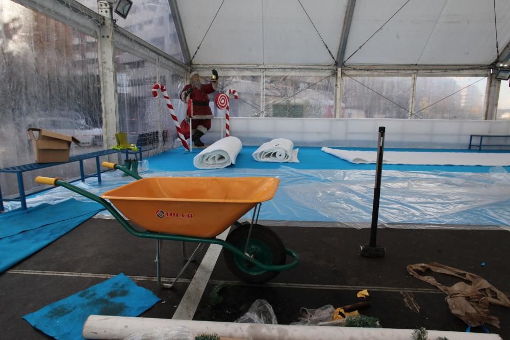 Preparativos para el mercadillo navideño y la pista de hielo en Gijón