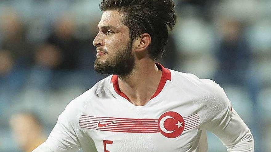 El centrocampista céltico Okay Yokuslu durante un partido con al selección de Turquía. // Efe