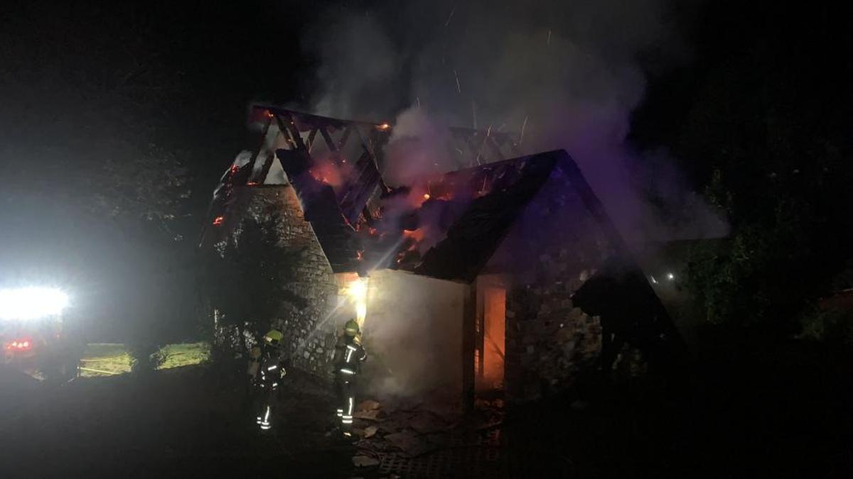 Los bomberos durante su intervención en la casa, esta madrugada.