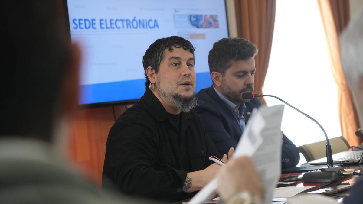 Diego Bernardo y Eduardo Rodríguez presentan la nueva web de pago de tributos del Ayuntamiento de Zamora.