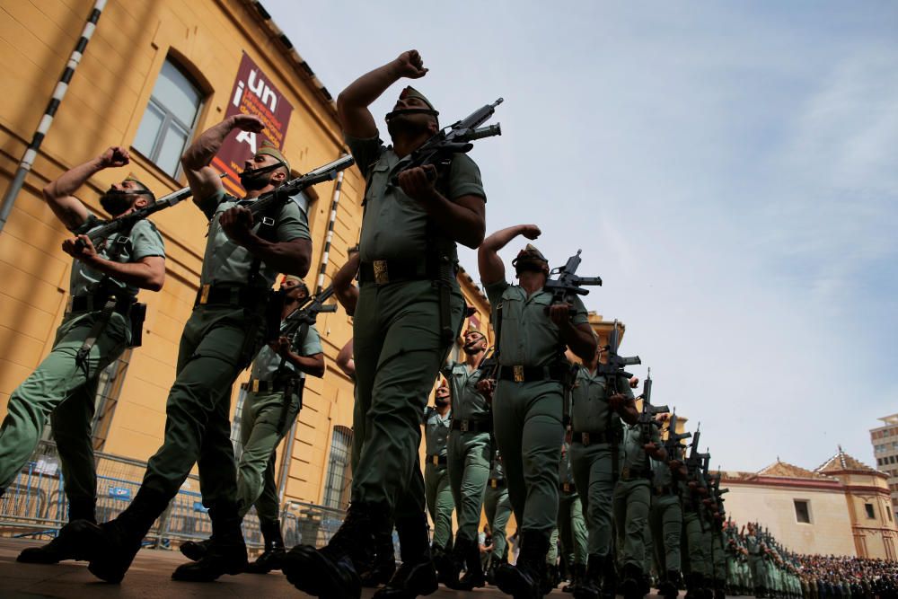 Spanish legionnaires march after carrying statue ...