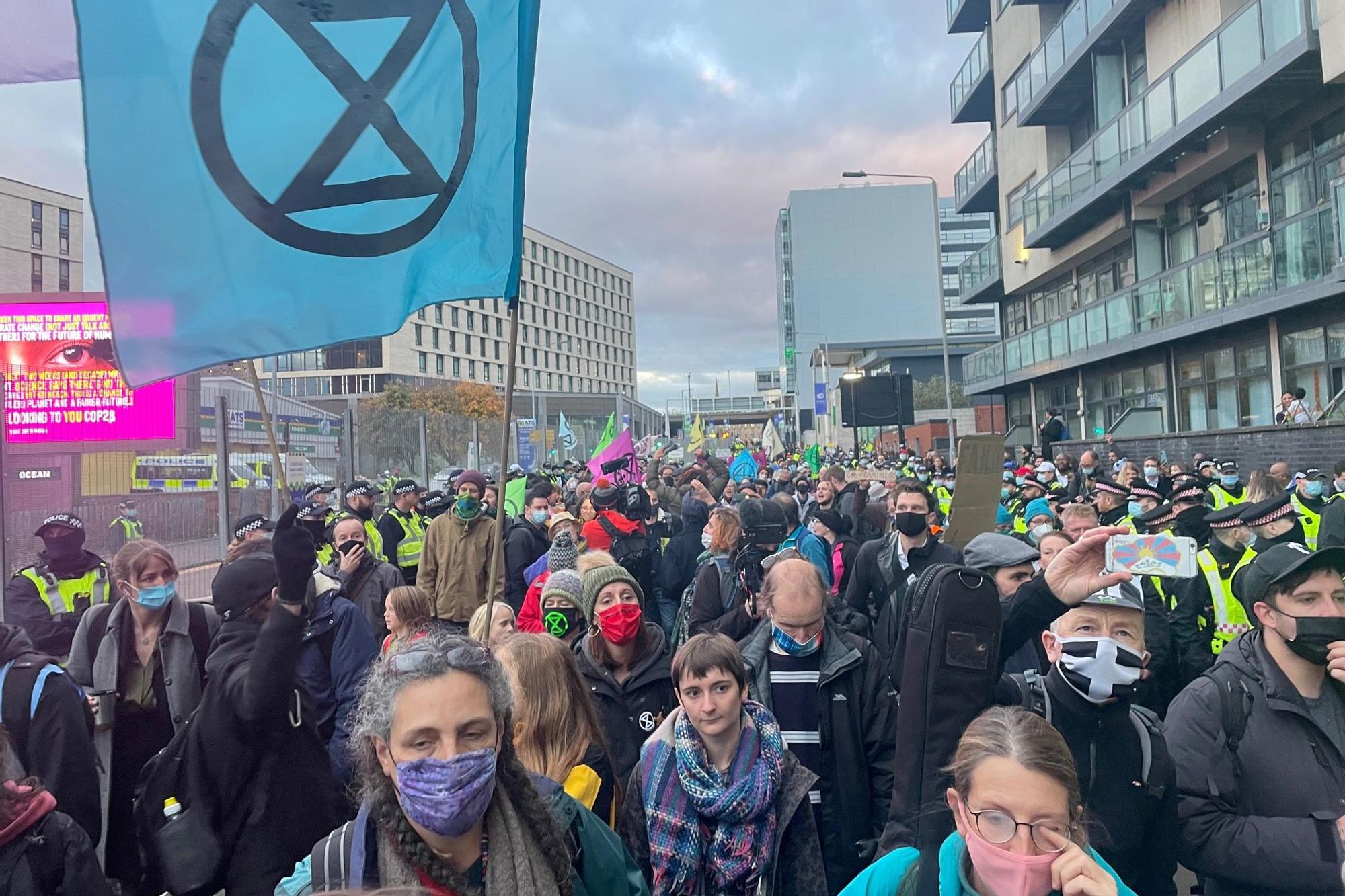 Manifestantes protestan en Reino Unido durante la COP26