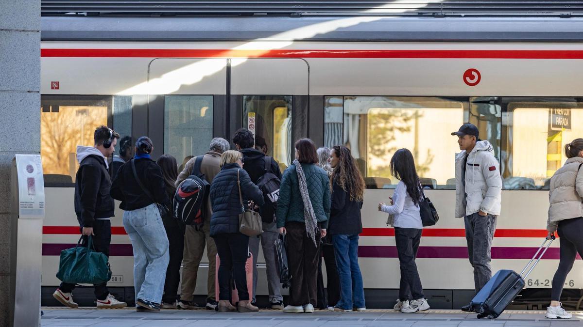 Usuarios esperando en el anden de la estación de Xàtiva, en una imagen de archivo.