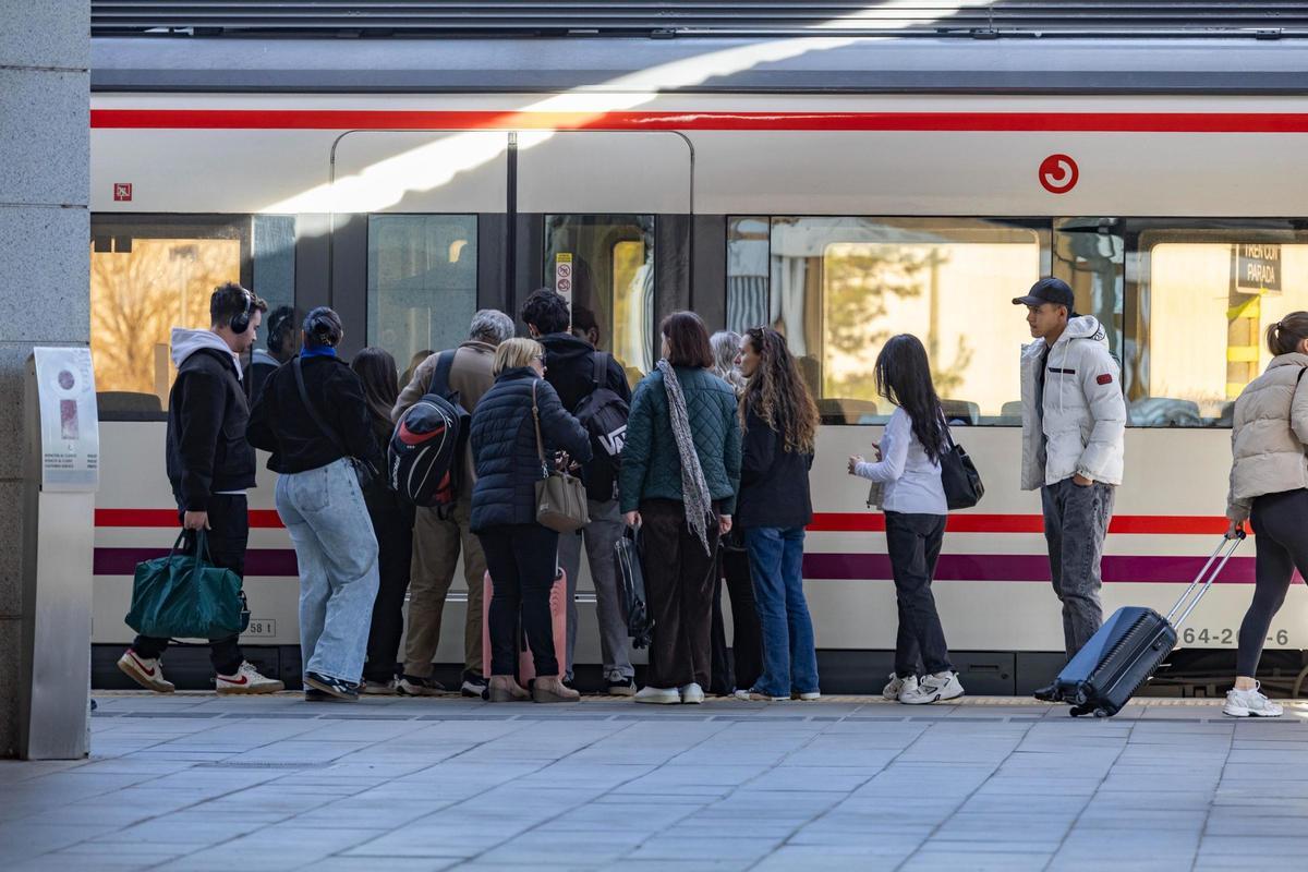 Usuarios esperando en el anden de la estación de Xàtiva, en una imagen captada hoy.