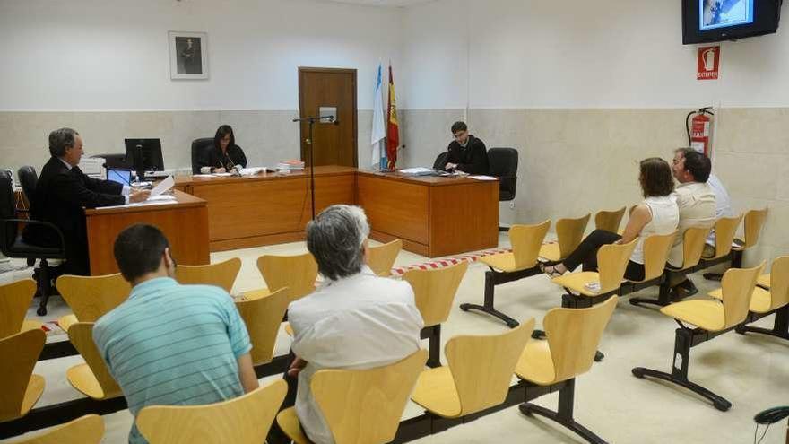 Concello y UTE en el juicio celebrado en el Juzgado de lo Contencioso Nº 2 de Pontevedra. // Rafa Vázquez