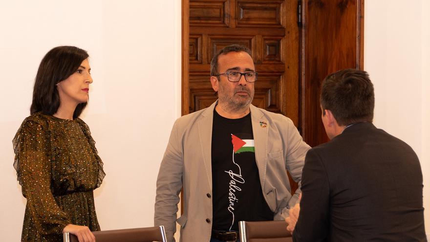 Morales se enfunda una camiseta de apoyo a Palestina para presidir el pleno de la Diputación de Cáceres