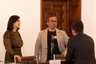 Morales se enfunda una camiseta de apoyo a Palestina para presidir el pleno de la Diputación de Cáceres