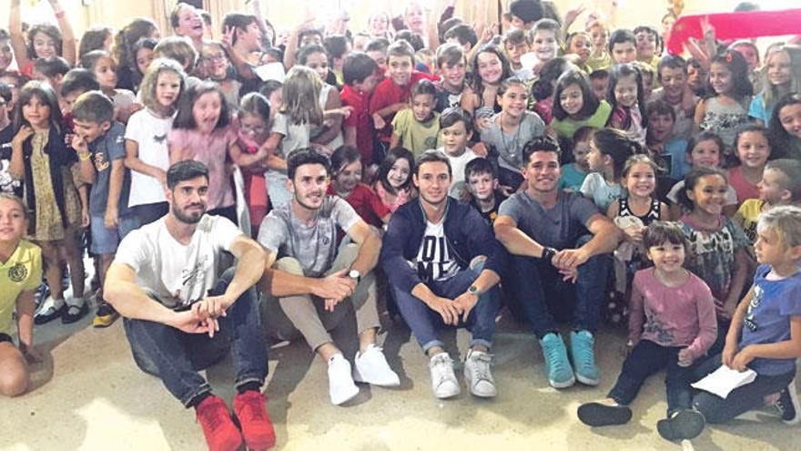 Santamaría, Damià, Juanjo y Cano visitan el colegio Nostra Senyora de Gràcia