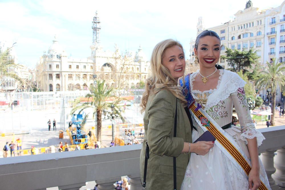 Y una imagen histórica: Mari Carmen Mollá y Laura Carballeda. Madre e  hija. La fallera mayor de València de 1987 y el regreso con su hija en 2019