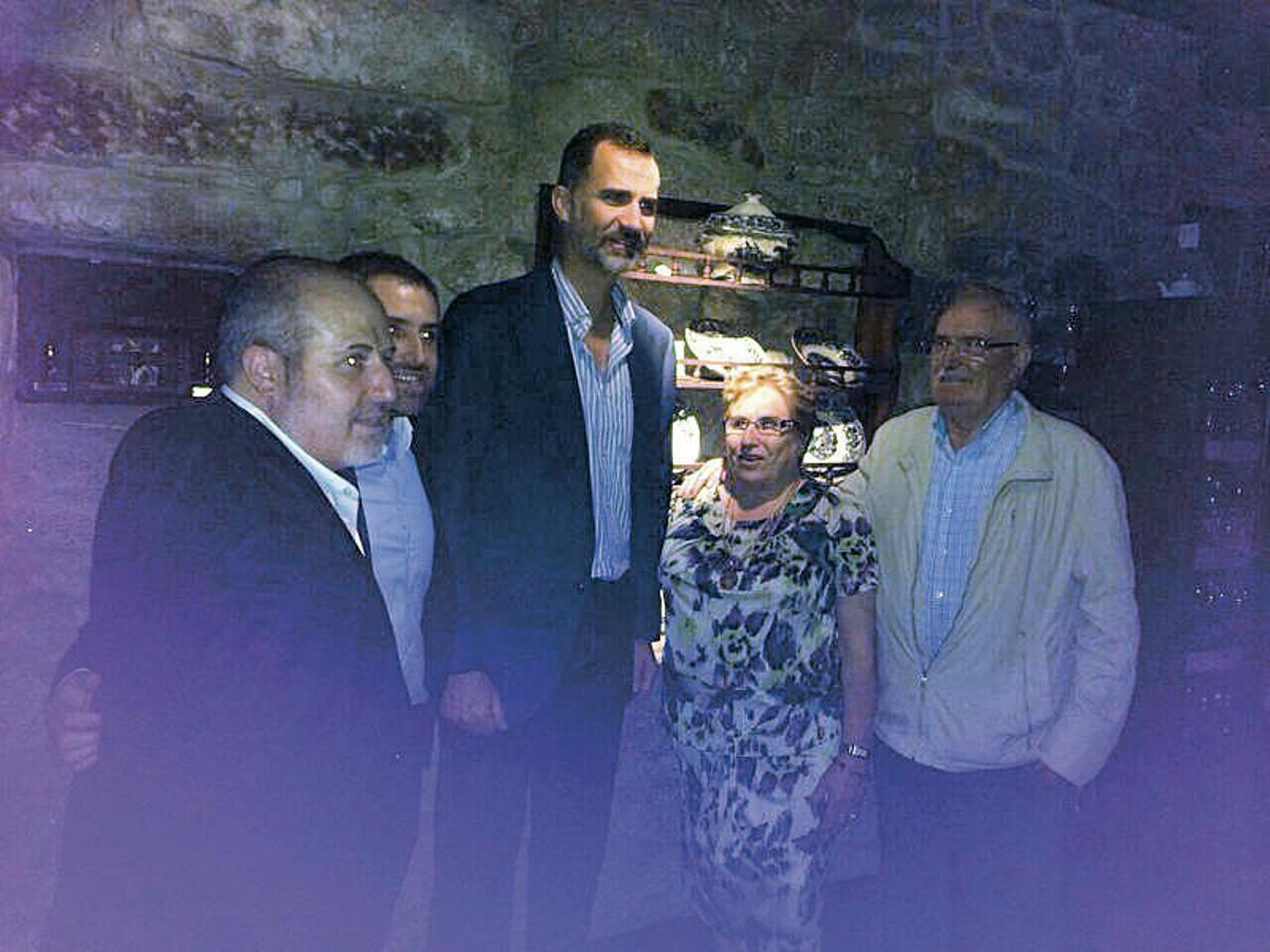 Jaime y Maruja, con la foto de una anterior visita de Don Felipe cuando era guardiamarina (abajo).