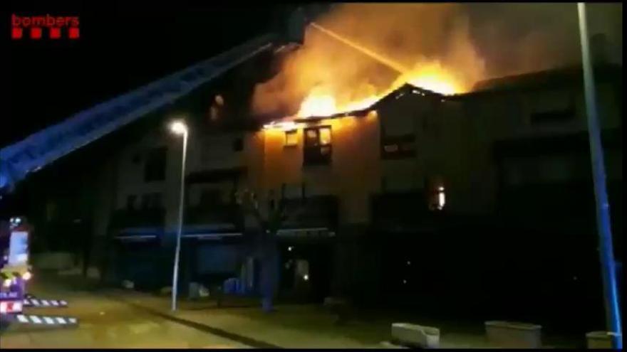 L'incendi que ha cremat quatre cases a Puigcerdà i ha obligat a desallotjar els veïns